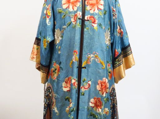 Robe en lin et satin de soie, à décor polychrome sur fond bleu de fleu