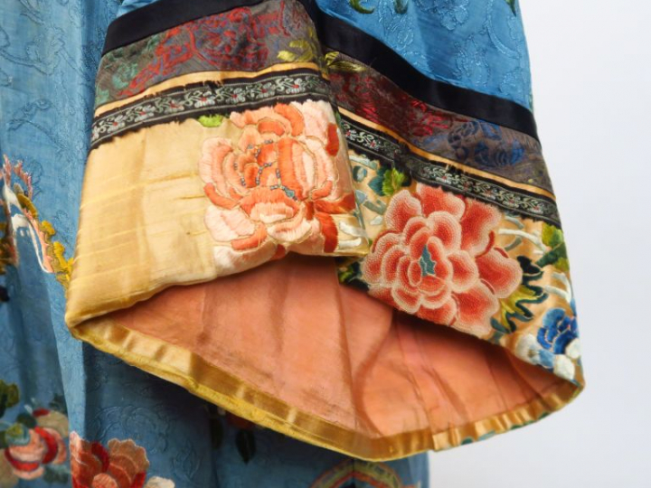 Robe en lin et satin de soie, à décor polychrome sur fond bleu de fleu