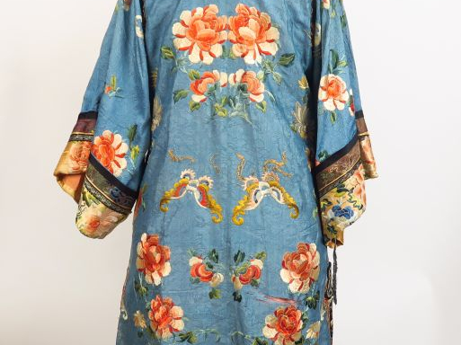 Robe en lin et satin de soie, à décor polychrome sur fond bleu de fleu