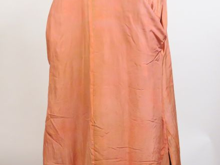 Robe en lin et satin de soie, à décor polychrome sur fond bleu de fleu