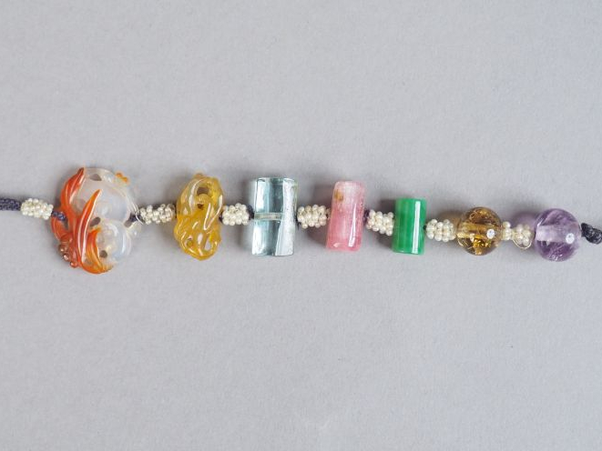 Pendentif composé de sept éléments en cornaline, tourmaline,jadéite, a
