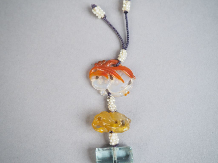 Pendentif composé de sept éléments en cornaline, tourmaline,jadéite, a