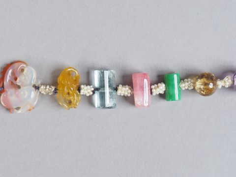 Pendentif composé de sept éléments en cornaline, tourmaline,jadéite, a