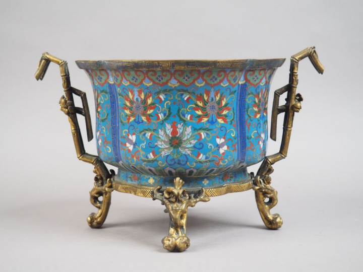 Jardinière en forme de fleur de prunus en émaux cloisonnés sur cuivre,
