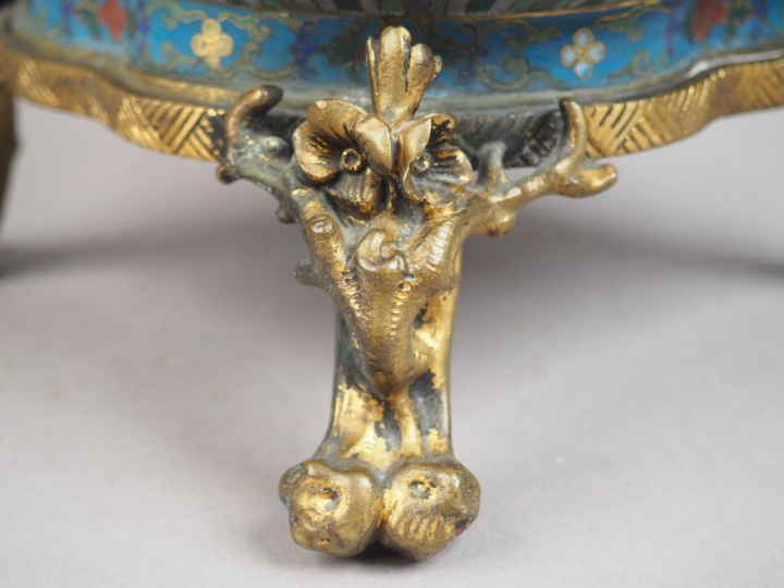 Jardinière en forme de fleur de prunus en émaux cloisonnés sur cuivre,