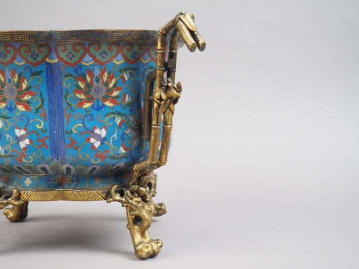 Jardinière en forme de fleur de prunus en émaux cloisonnés sur cuivre,