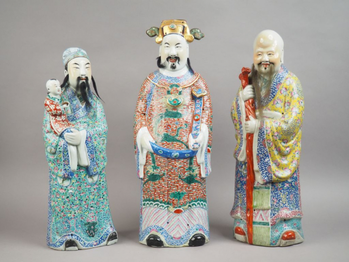 Groupe de trois statuettes en porcelaine et émaux de la famille rose, 