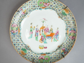 Vente aux enchères Assiette en porcelaine et émaux polychome, à décor de personnages marl