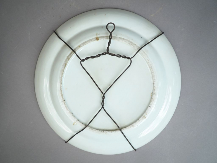 Assiette en porcelaine et émaux polychome, à décor de personnages marl