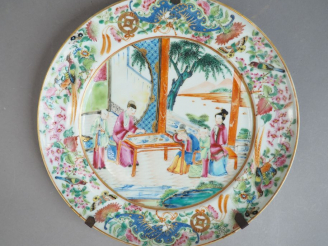 Vente aux enchères Assiette en porcelaine et émaux polychrome, à décor de paysage, marli 