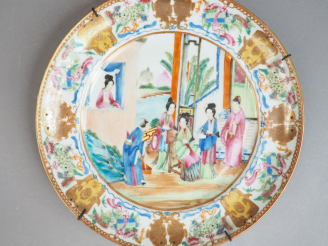 Vente aux enchères Assiette en porcelaine et émaux polychrome, à décor en plein de person