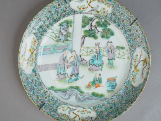 Vente aux enchères Assiette en porcelaine et émaux polychrome de la famille verte, à déco
