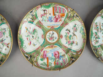 Vente aux enchères Suite de sept assiettes en porcelaines de Canton, à décor dans des rés