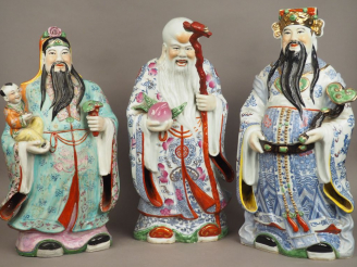 Vente aux enchères Grands sujets en porcelaine et émaux dans le style de la famille rose 