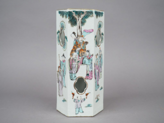 Vente aux enchères Vase de forme hexagonale en porcelaine et émaux de la famille rose, à 