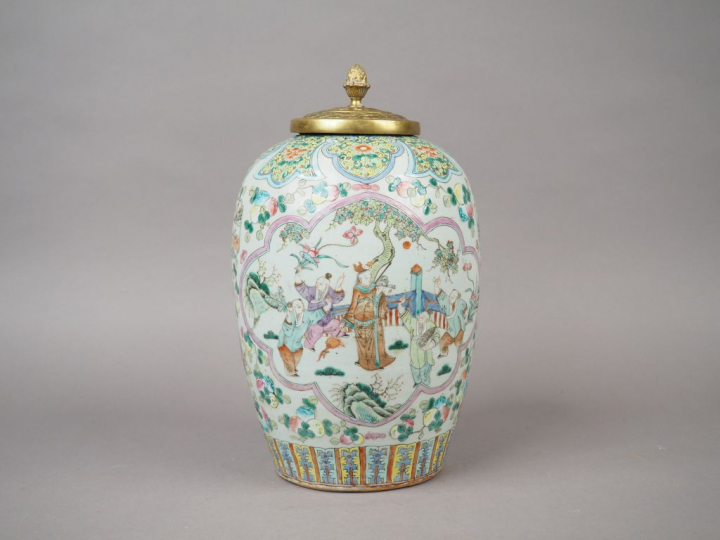 Potiche couverte de forme oblong en porcelaine et émaux de la famille 