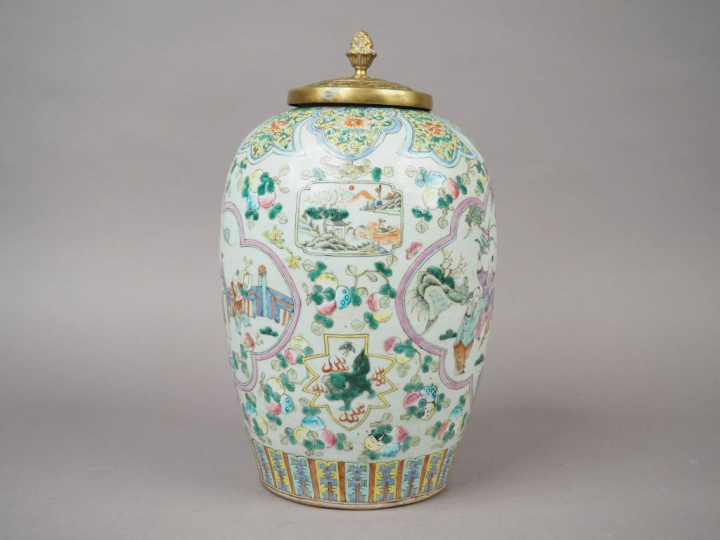 Potiche couverte de forme oblong en porcelaine et émaux de la famille 