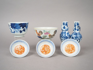 Vente aux enchères Ensemble comprenant :  - trois coupes en porcelaine émaillée corail, à