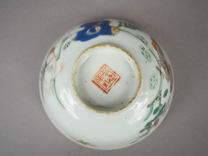Ensemble comprenant :  - trois coupes en porcelaine émaillée corail, à