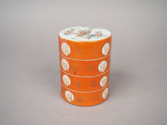 Vente aux enchères Trois raviers cylindriques en porcelaine et émail corail, à décor de m