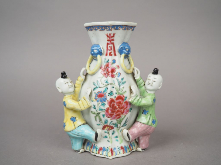 Vase d'applique en porcelaine et émaux de la famille rose dont le pour