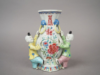 Vente aux enchères Vase d'applique en porcelaine et émaux de la famille rose dont le pour