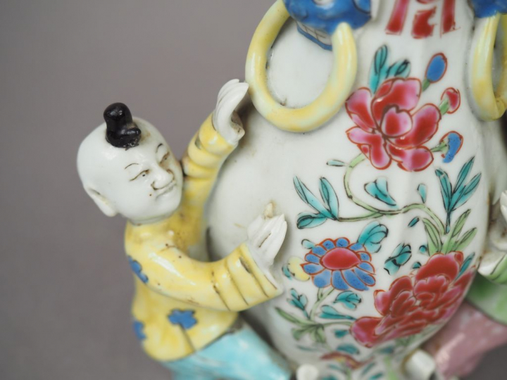 Vase d'applique en porcelaine et émaux de la famille rose dont le pour