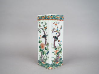 Vente aux enchères Vase quadrangulaire en porcelaine et émaux de la famille verte, à déco