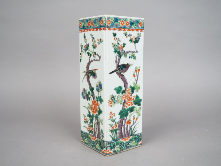 Vase quadrangulaire en porcelaine et émaux de la famille verte, à déco