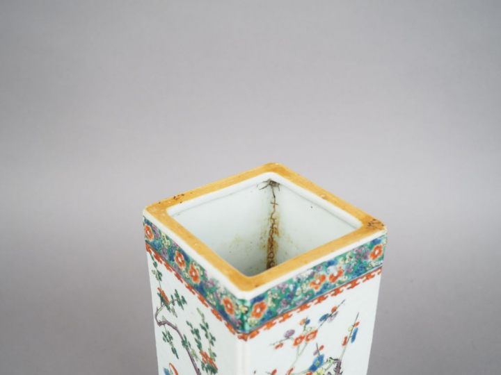 Vase quadrangulaire en porcelaine et émaux de la famille verte, à déco