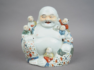 Vente aux enchères Bouddaï accompagné de cinq enfants en porcelaine et émaux dans le styl