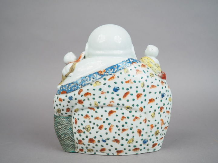 Bouddaï accompagné de cinq enfants en porcelaine et émaux dans le styl