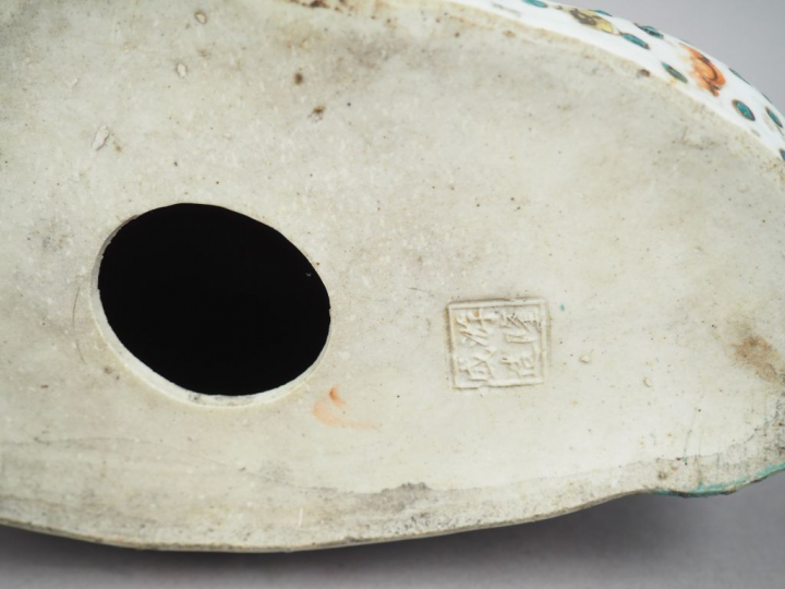 Bouddaï accompagné de cinq enfants en porcelaine et émaux dans le styl