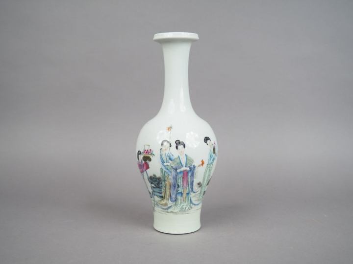 Vase balustre à long col en porcelaine et émaux de la famille rose, à 