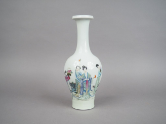 Vente aux enchères Vase balustre à long col en porcelaine et émaux de la famille rose, à 