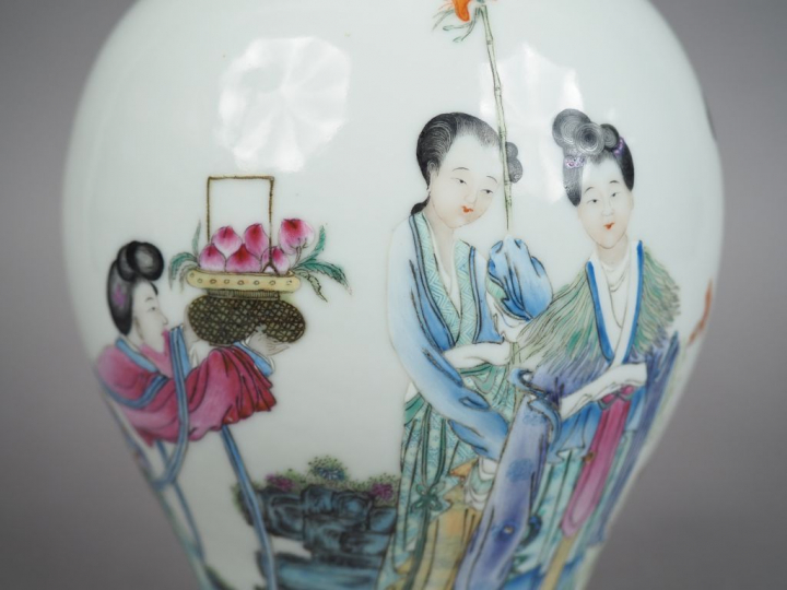 Vase balustre à long col en porcelaine et émaux de la famille rose, à 