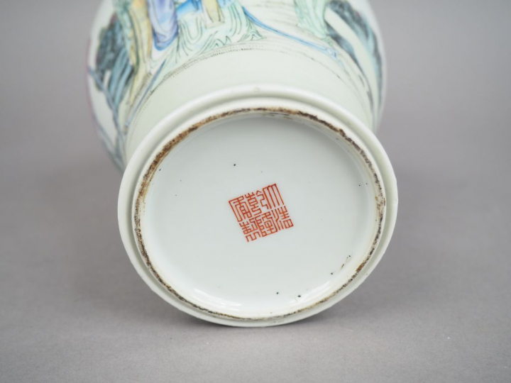 Vase balustre à long col en porcelaine et émaux de la famille rose, à 