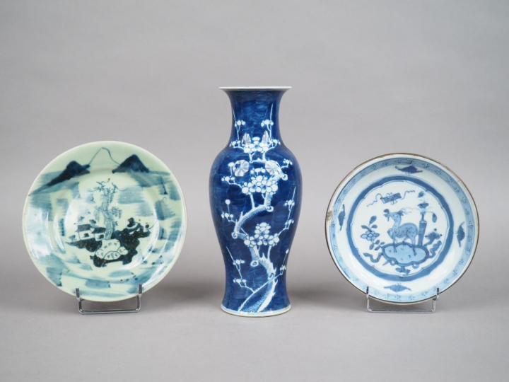 Ensemble comprenant :  - vase balustre en porcelaine bleu blanc, à déc