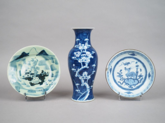 Vente aux enchères Ensemble comprenant :  - vase balustre en porcelaine bleu blanc, à déc