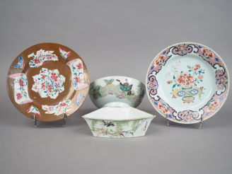 Vente aux enchères Ensemble comprenant :  - deux assiettes en porcelaine et émaux de la f