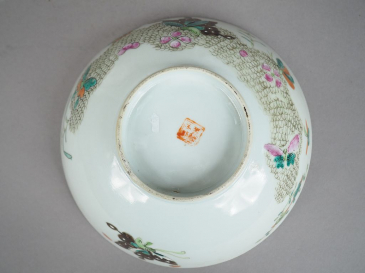 Ensemble comprenant :  - deux assiettes en porcelaine et émaux de la f