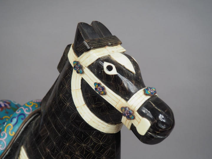 Important sujet représentant un cheval arnaché en os, corne de mufle e