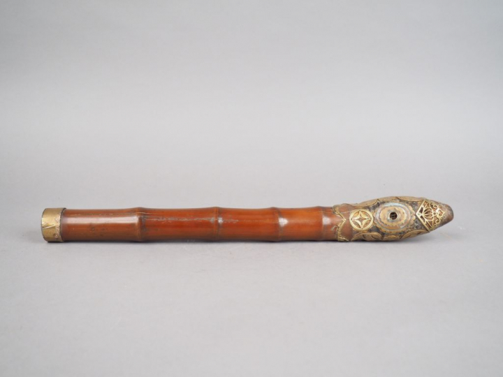 Pipe en bambou ornée d'éléments en cuivre représentant chauve-souris e