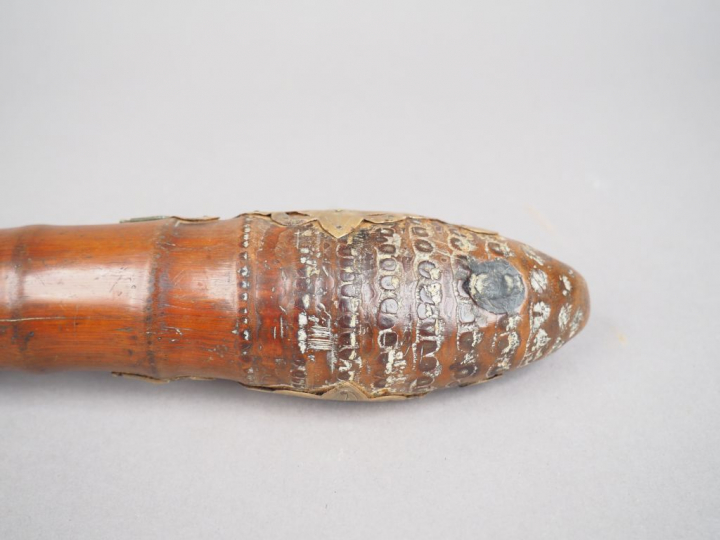 Pipe en bambou ornée d'éléments en cuivre représentant chauve-souris e