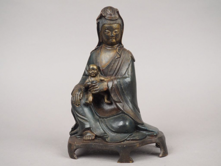 Statuette en bronze laqué représentant Guanyin assise en délassement r