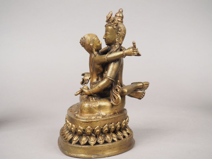 Ensemble comprenant :  - deux statuettes en bronze, l'une représentant