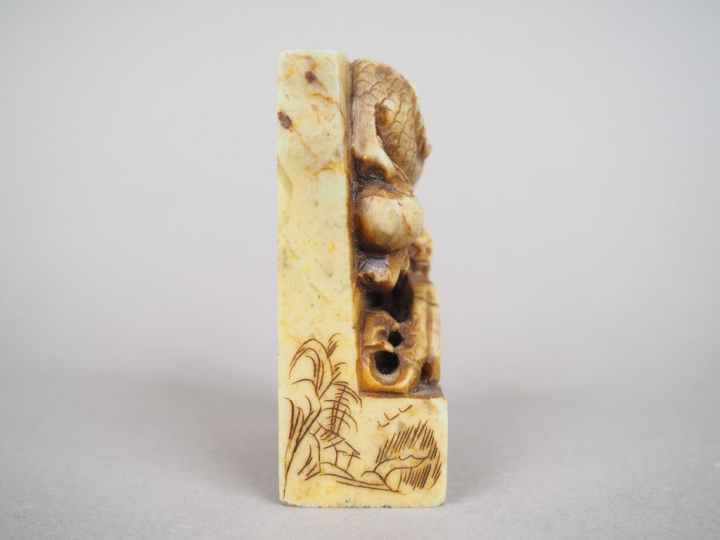 Sceau en stéatite sculpté d'un dragon.  Chine, XXème siècle. H. 8 cm