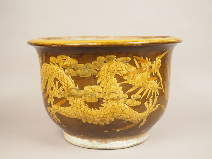 Grande jare martaban, à décor de dragons.  Chine, vers 1920. Diam. 49 