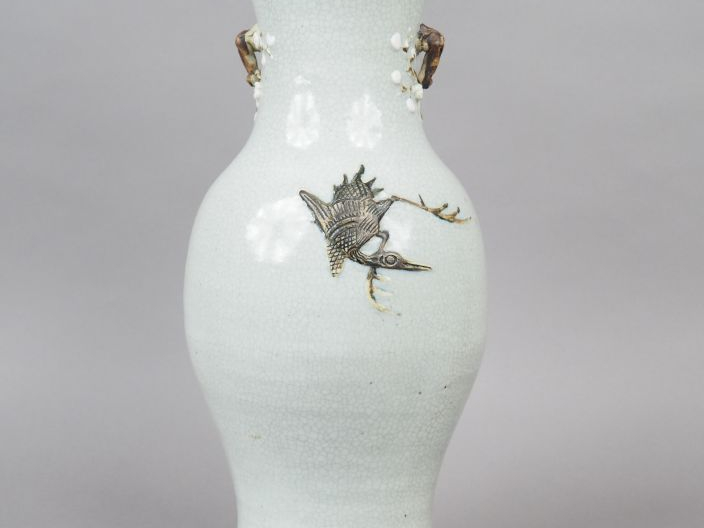 Vase de forme balustre en porcelaine et émail céladon craquelé, à déco