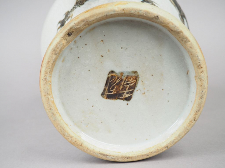 Vase de forme balustre en porcelaine et émail céladon craquelé, à déco